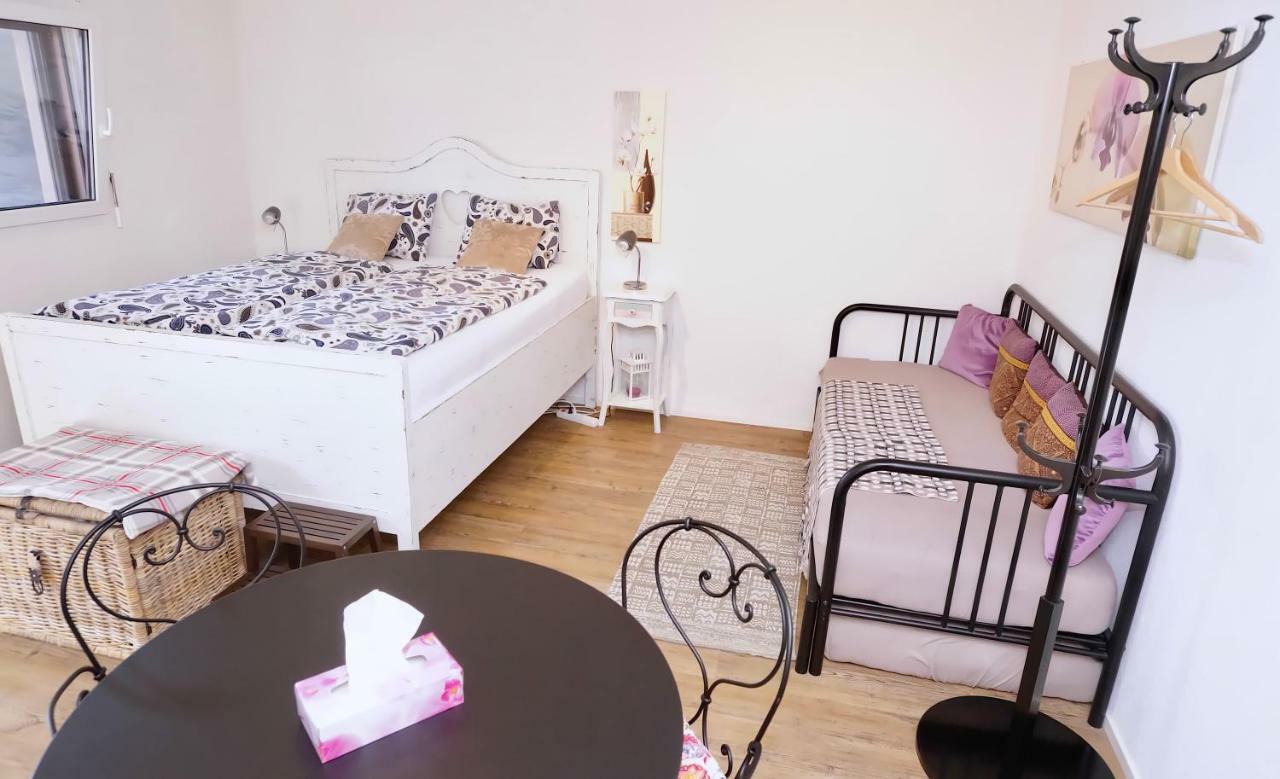 Bed and Breakfast Cave Du Treyblanc Luins Exterior foto