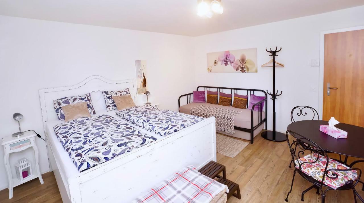 Bed and Breakfast Cave Du Treyblanc Luins Exterior foto